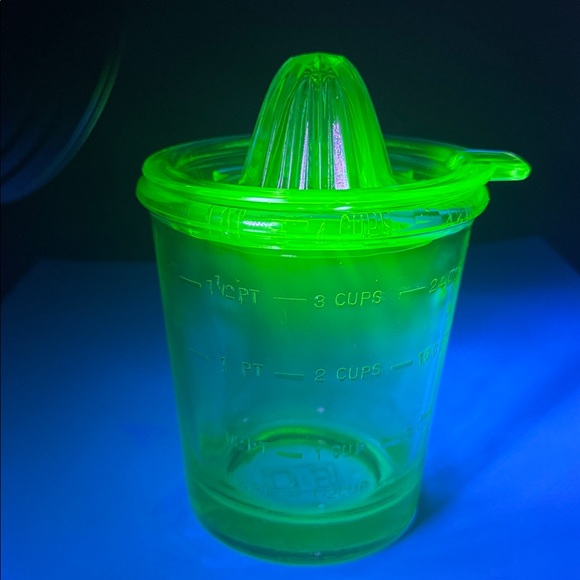 D & B Uranium Glass Juicer with 4 cup Measuring Cup Depression Glass Vintage - Picture 9 of 11